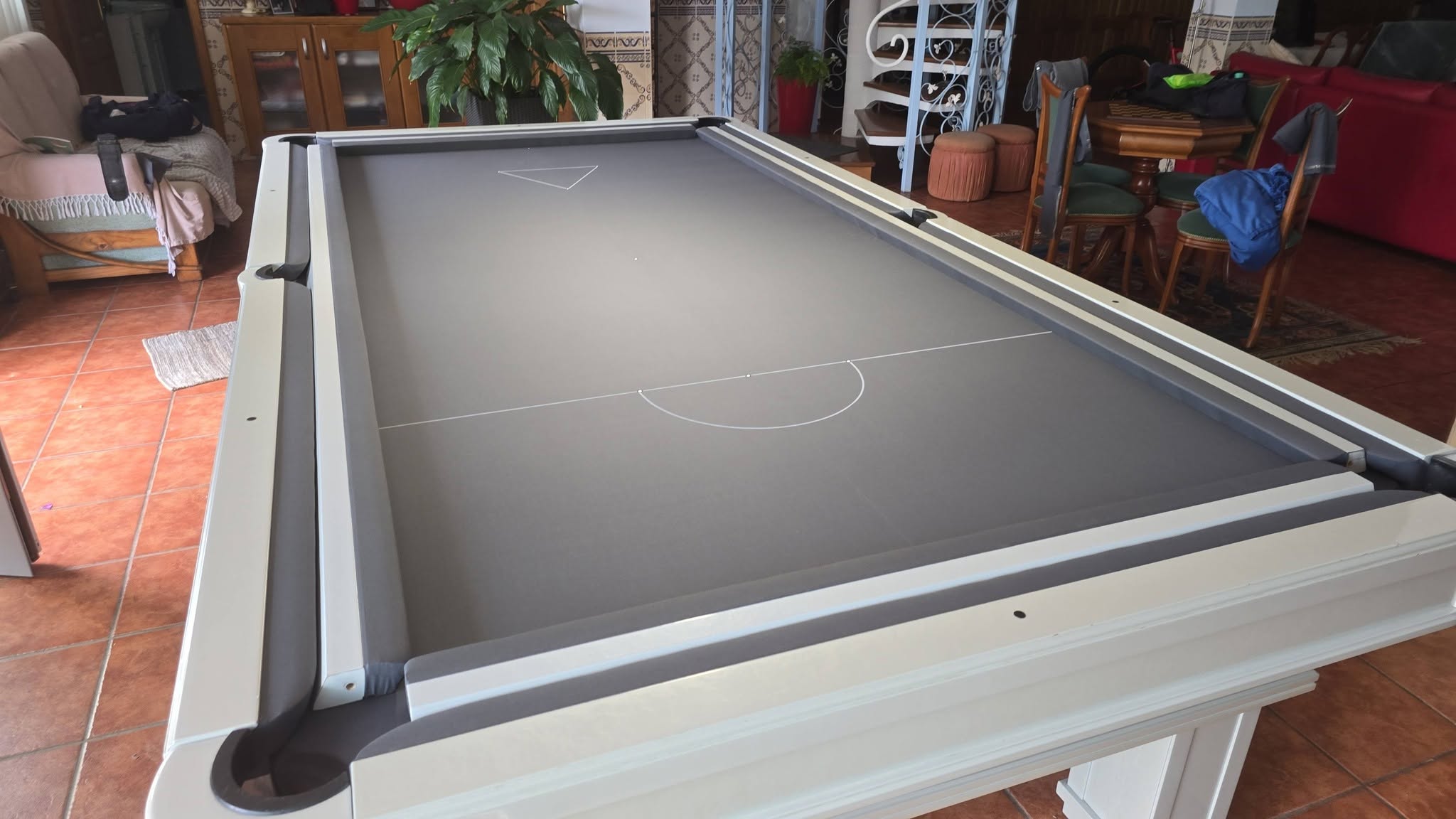 Mesa de bilhar depois da substituição, com pano novo e marcação de jogo
