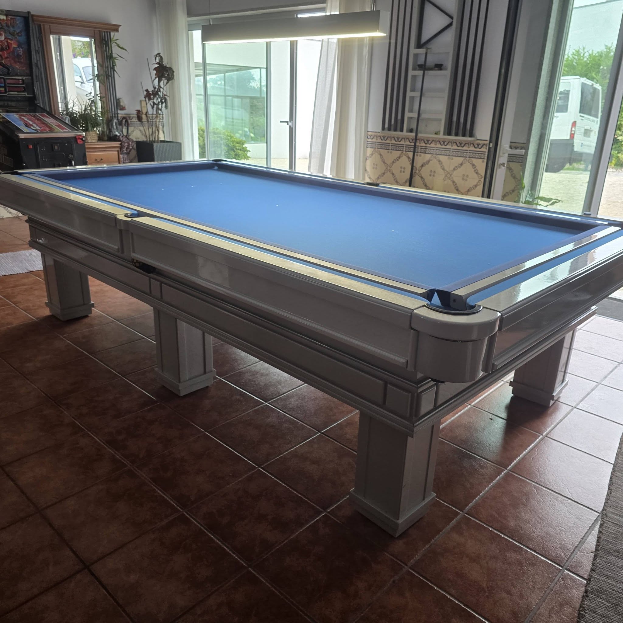 Mesa de bilhar antes da substituição do pano de jogo