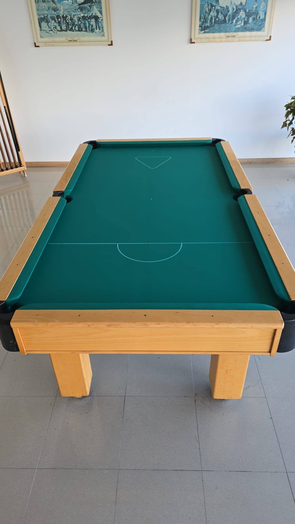 Mesa de pool com pano verde novo, esticado e marcado