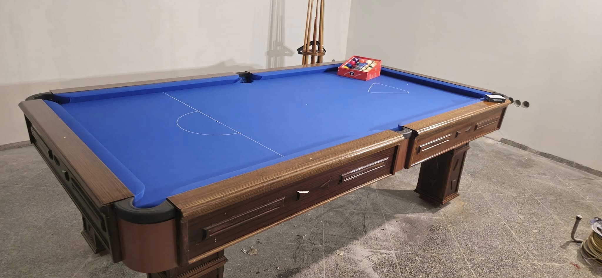 Mesa de bilhar recuperada, com madeira tratada e pano azul novo